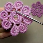 como-hacer-una-linda-flor-en-crochet