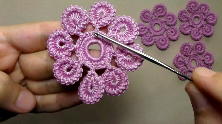 como-hacer-una-linda-flor-en-crochet