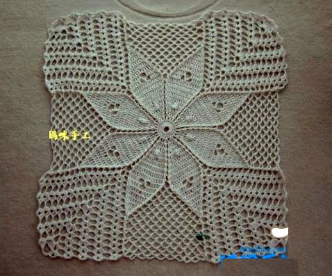 Blusa con Flor Tejida a Crochet ⋆ Manualidades DIY