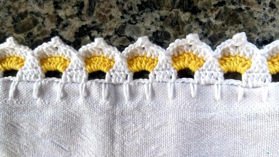 puntillas para servilletas blancas y amarillas